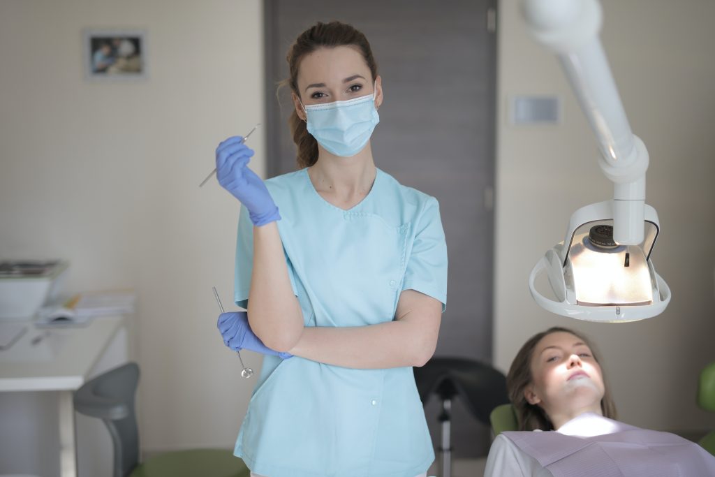 Doctora dentista para del equipo Tecnodentic como portada de contacto