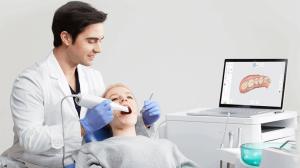 Dentista utilizando un escáner 3D