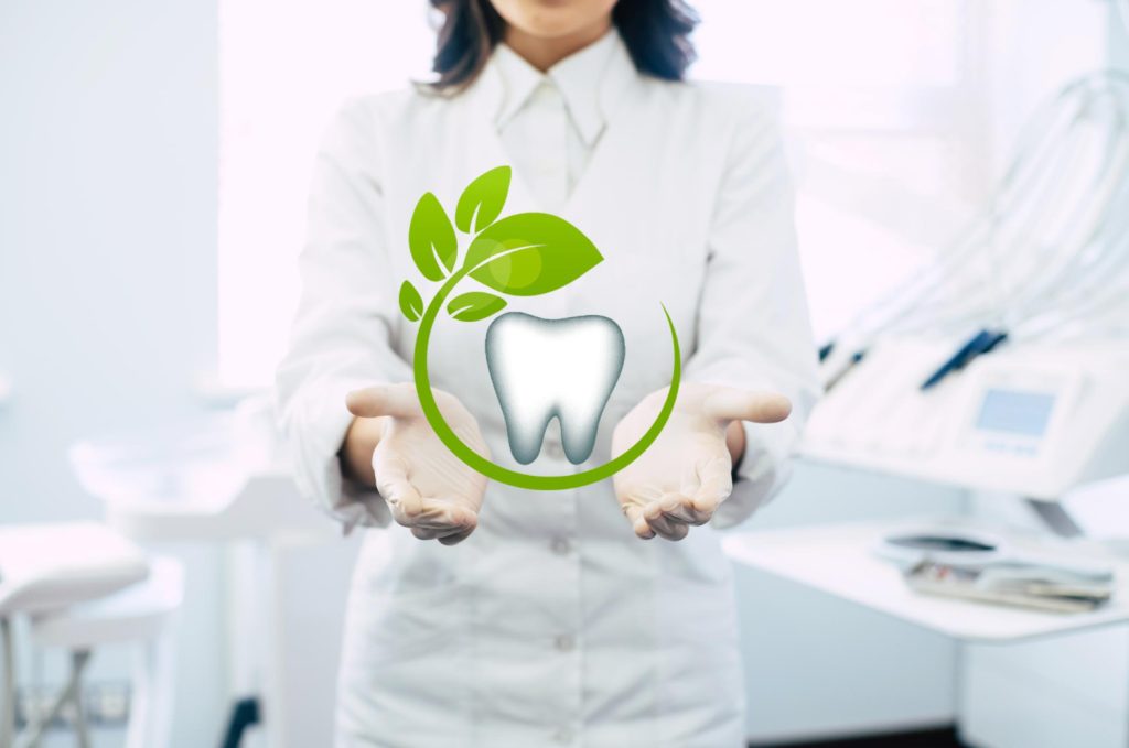 Doctora dental mostrando un ambiente sostenible en la odontologia